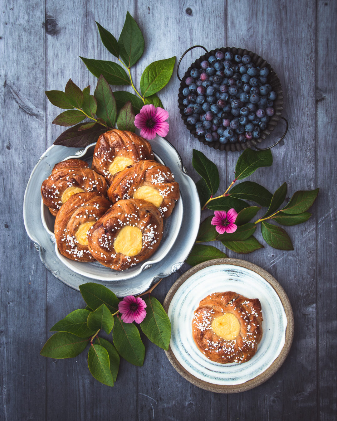 blåbärsbullar med vaniljkräm